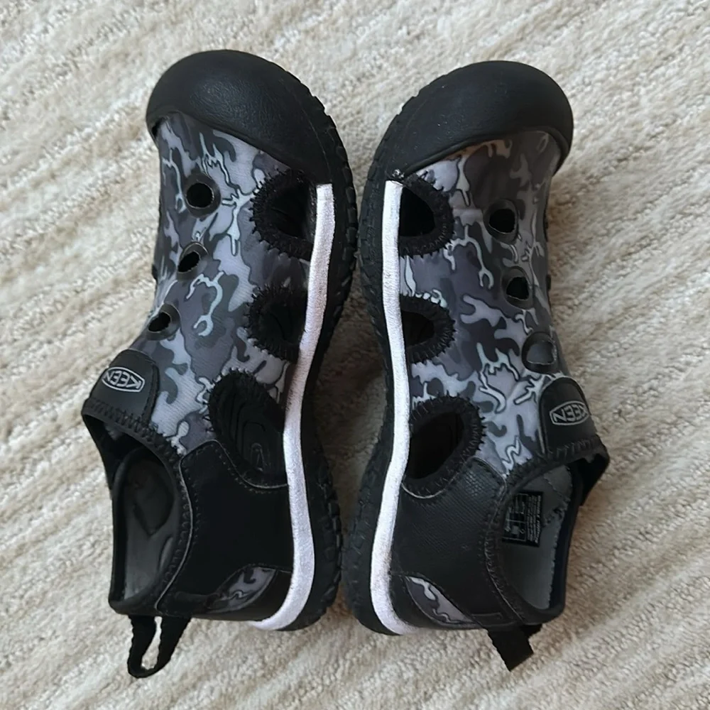 KEEN Stingray Water Shoes for Kids Black Camo Size 12